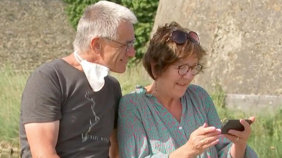 De ouders van Van Aert volgden de ontknoping op hun smartphone. 