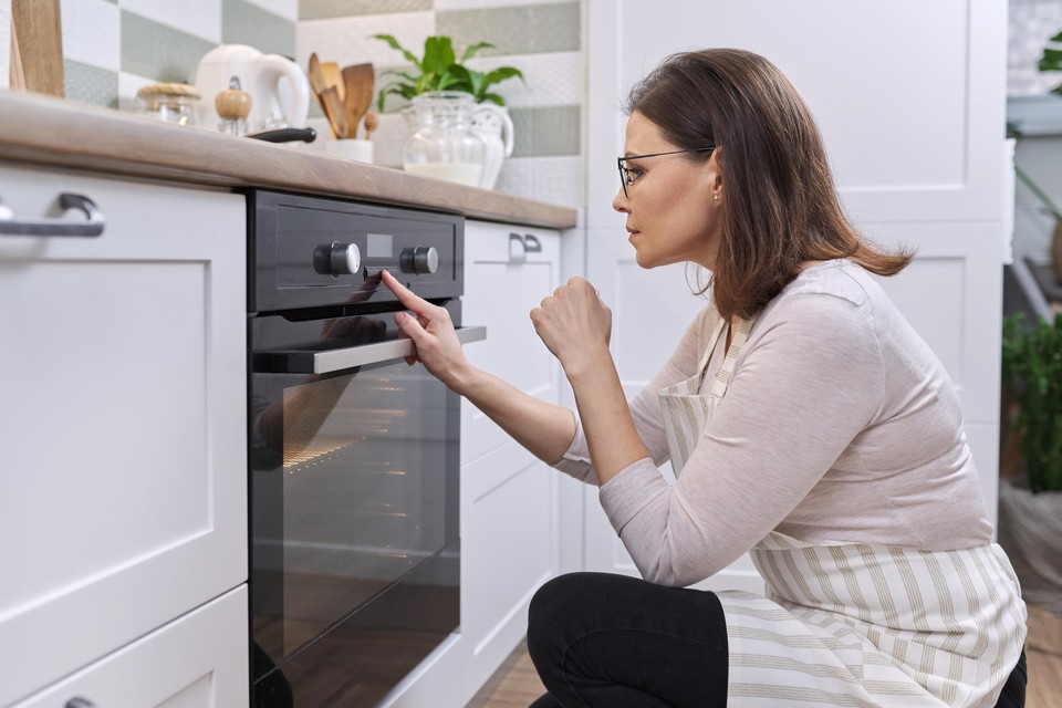 Ovens zijn goed geïsoleerd en houden de warmte vast. Die laatste vijf minuten kun je gratis bakken als je het toestel uitschakelt. 