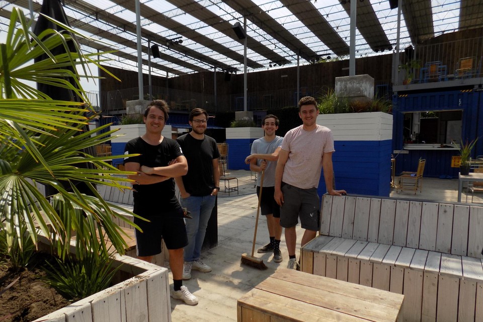 Steff Hesbeens, Philippe Boermans, Klaas Michielsen en Mathias Baeten tijdens de voorbereidingen voor zomerbar Bar5 in Beerse vorig jaar.