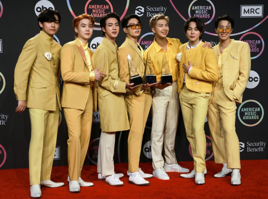BTS, met Suga (tweede van links), won op de American Music Awards vorig jaar onder meer het beeldje voor ‘Artiest van het jaar’. 