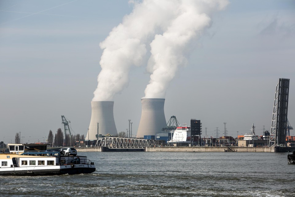 De kerncentrale in Doel. “Het ophemelen van de huidige kerncentrales stoort mij.”  