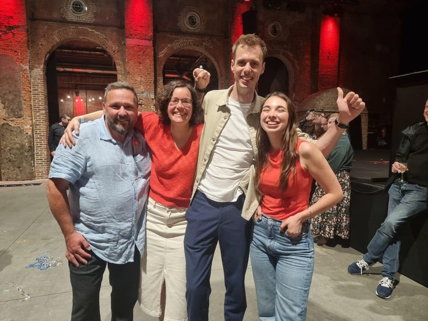 De Antwerpse PVDA-verkozenen voor het Vlaams Parlement op verkiezingsavond in het Zuiderpershuis: Raf Van Gestel, Lise Vandecasteele, Jos D’Haese en Amina Vandenheuvel.