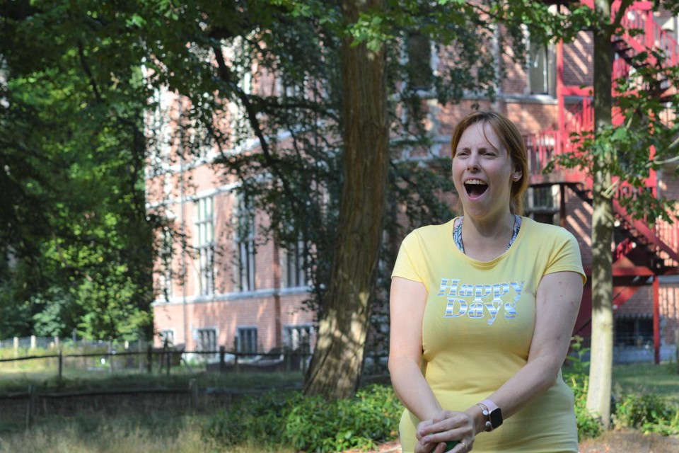 Katrien Meys, gecertificeerd lachyogaleider, demonstreert haar aanstekelijke lach in het Park Hallehof. Lachen is echt gezond, ervaarden we zelf. 