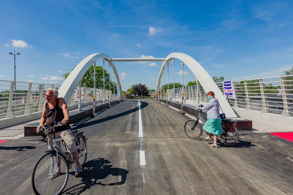 De eerste fietsers rijden nog even over de nieuwe Ronaldobrug. Vanaf nu hebben ze een veilig fietspad naast het brugdek.