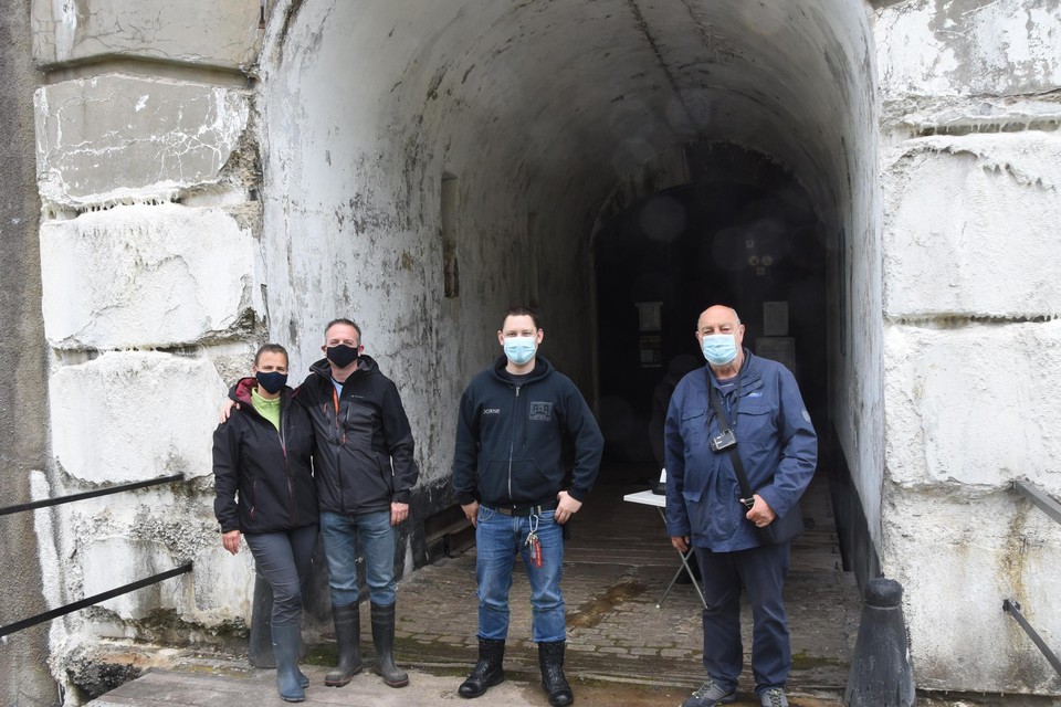 Sabine, Sven, gids Jorne en André voor de wandeling.