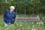 thumbnail: Ann De Winter-Kegels aan de natuurbegraafplaats in Sint-Antonius-Zoersel waar haar moeder Emmy rust. 