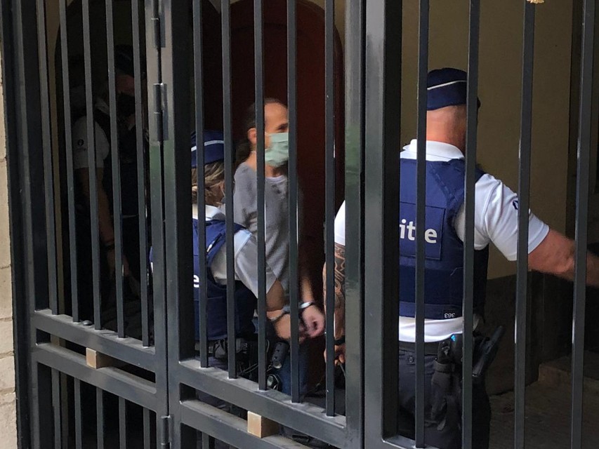 Danny S. wordt door de politie geboeid weggeleid uit de rechtbank in Turnhout. De man riskeert 15 jaar cel. 