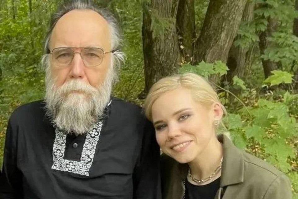 Daria Doegina naast haar vader Alexander Doegin. 