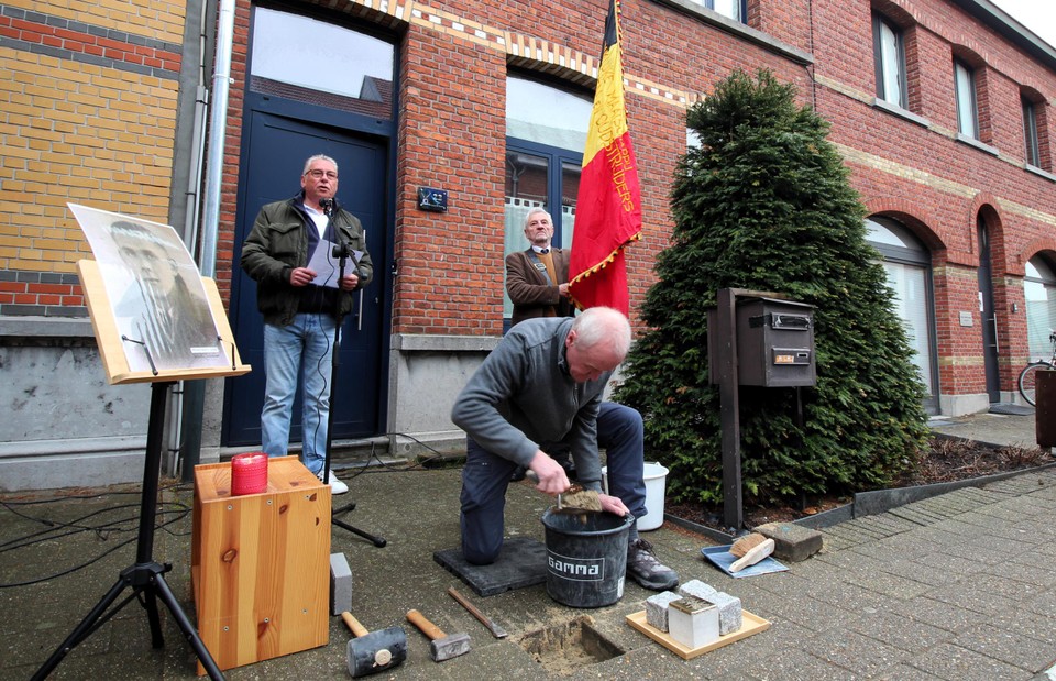 Willem Kenis legt de steen, de eerste in de Antwerpse zuidrand.