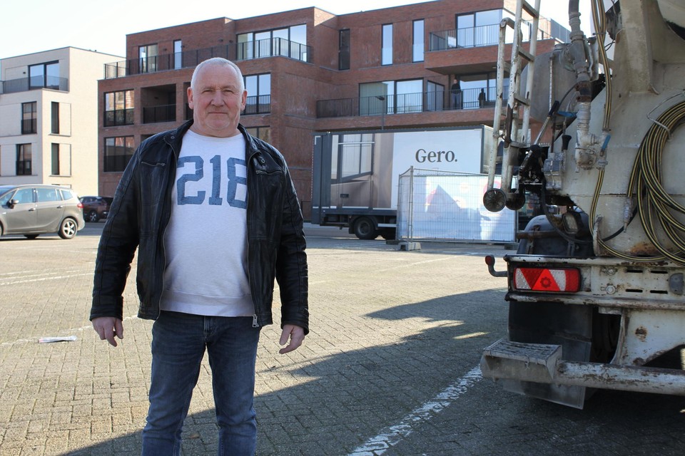 Vrachtwagenchauffeur Polle Bosmans staat op parking De Laag achter de kerk in Koningshooikt. 