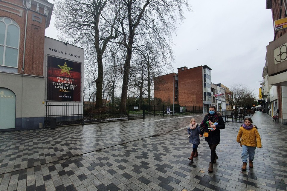 Op de grote blinde gevel in de Stationsstraat komt in april een opvallende muurschildering’.
