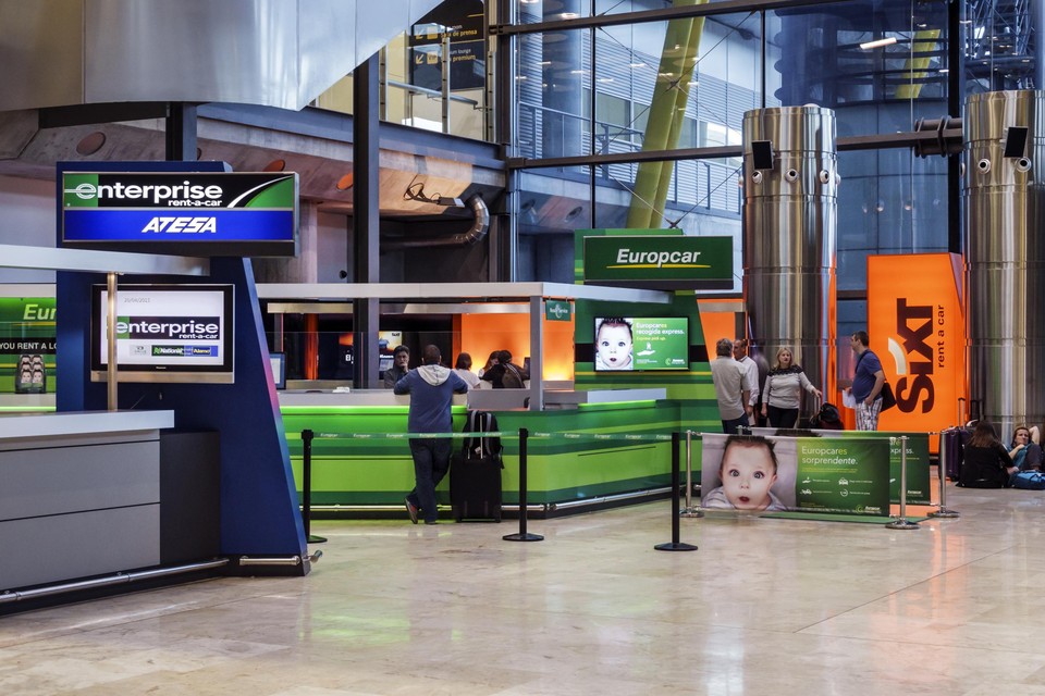 Enkele standen van autoverhuurders op de immense luchthaven van Barajas, Madrid.