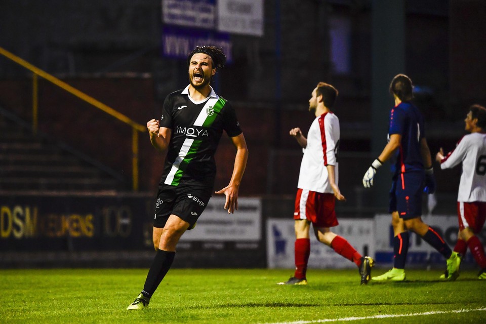 Dean Doncos viert een van zijn doelpunten. Tweedeprovincialer Sint-Job was zaterdagavond meer dan een maatje te klein voor Racing Mechelen.