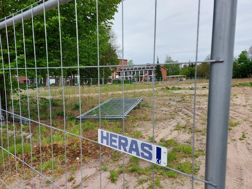 De vroegere basisschool is afgebroken. Projectontwikkelaar Ultrium wil er vanaf augustus 110 luxeappartementen optrekken.
