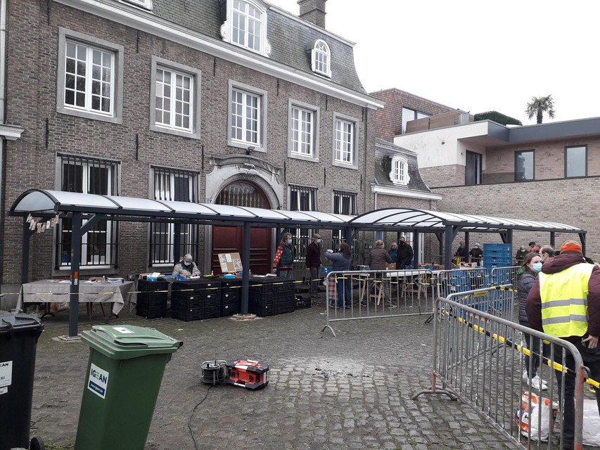 Ook in Sint-Job wordt het alsmaar drukker aan de voedselbedeling in de oude pastorie.