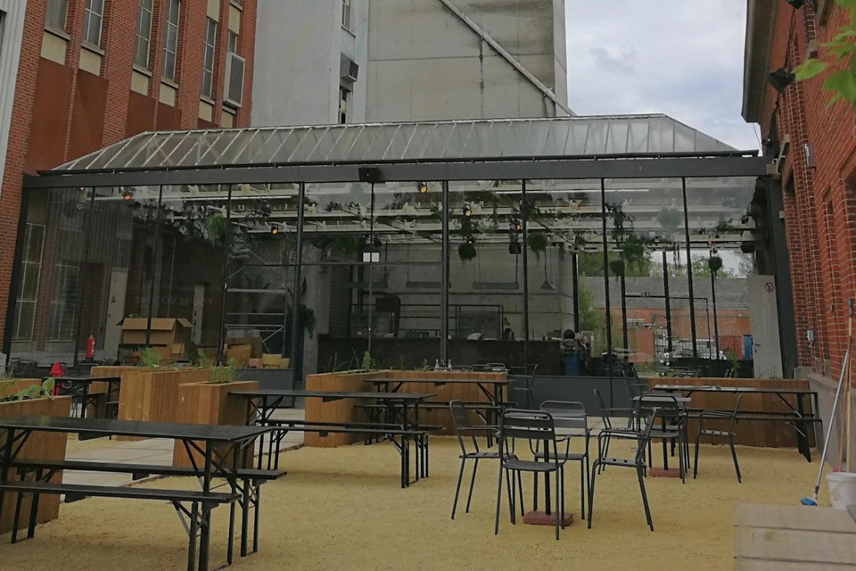 De horecazaak met buitenterras vormt het kloppende hart van De Bloemfabriek, die de komende twee jaar de oude bloemmolens vult.