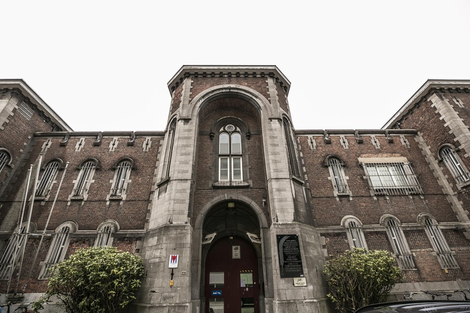 In het arresthuis in de Antwerpse Begijnenstraat heeft een gevangene maandag twee cipiers verwond.