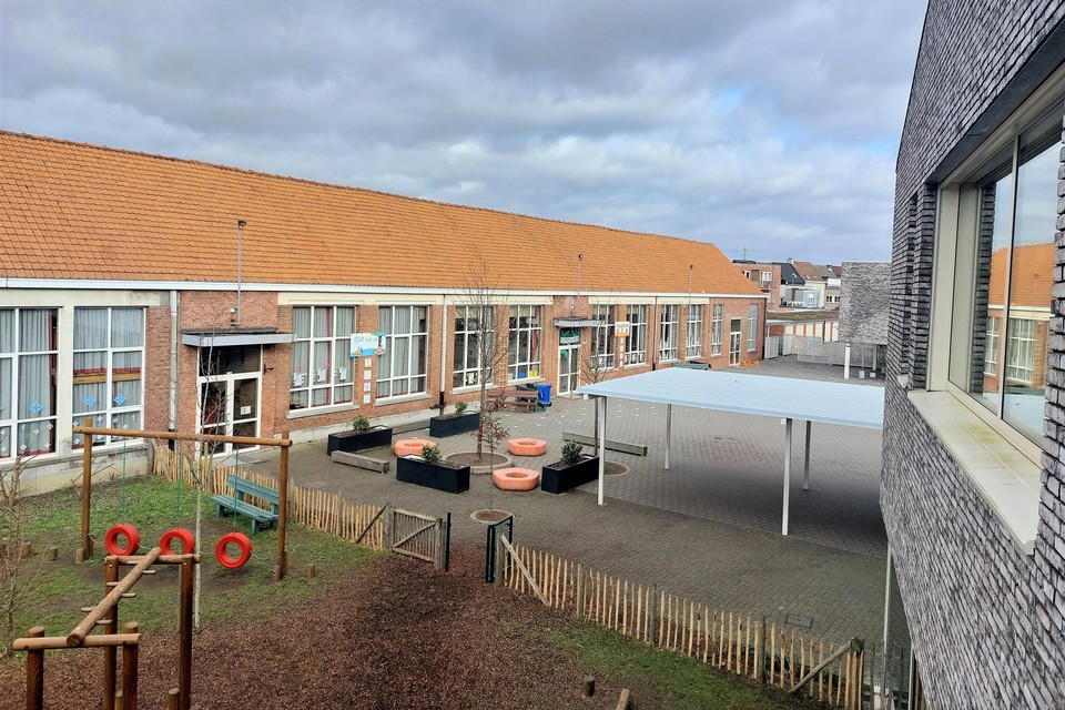 De zonnepanelen komen op de lange vleugel links.