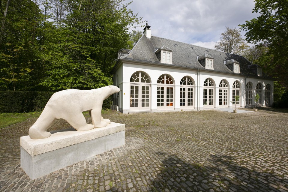 De populaire IJsbeer van François Pompon verhuisde en staat nu naast het nieuw ingerichte bezoekerspaviljoen.