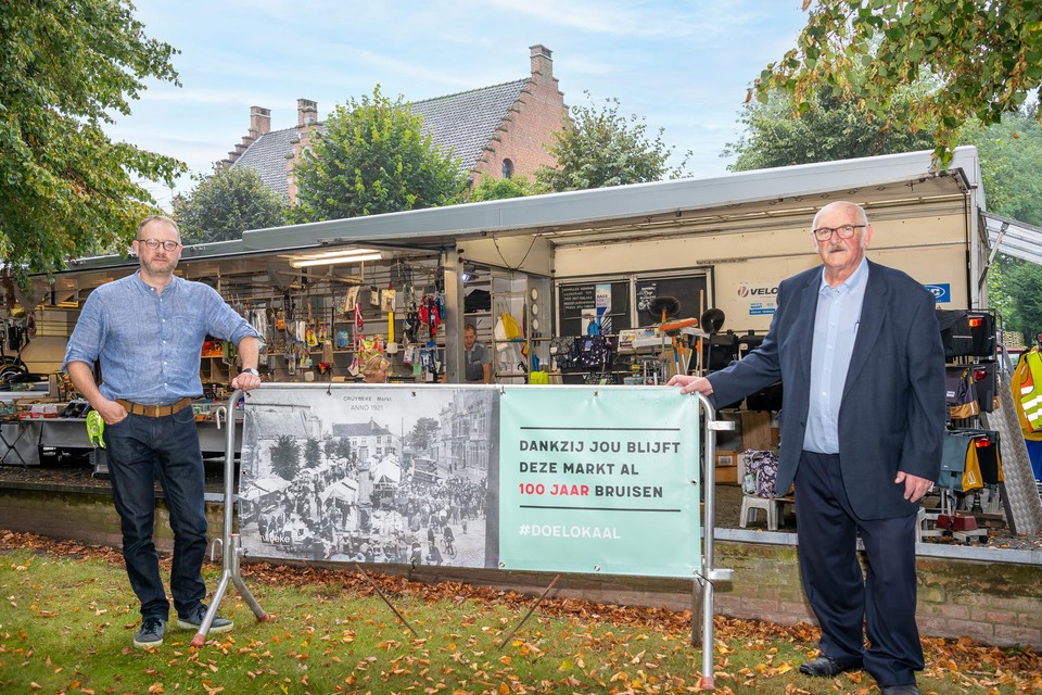 Burgemeester Dimitri Van Laere samen met schepen Van Gheem op de honderdste verjaardag van de woensdagmarkt.