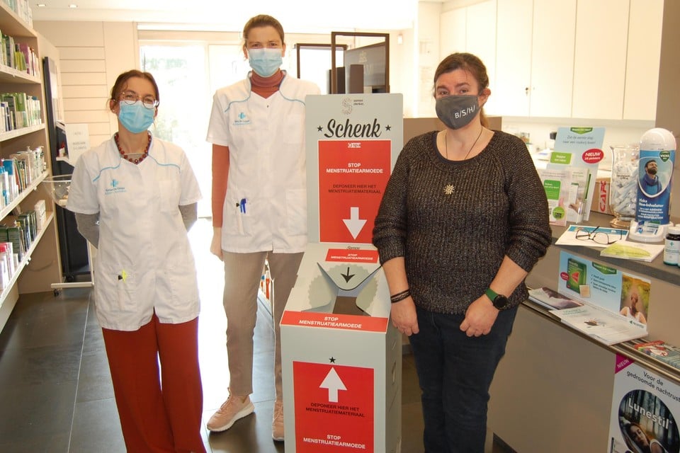 Katrien en Sara van apotheek Blindeman samen met Veronique Cathoir aan een van de inzamelboxen.