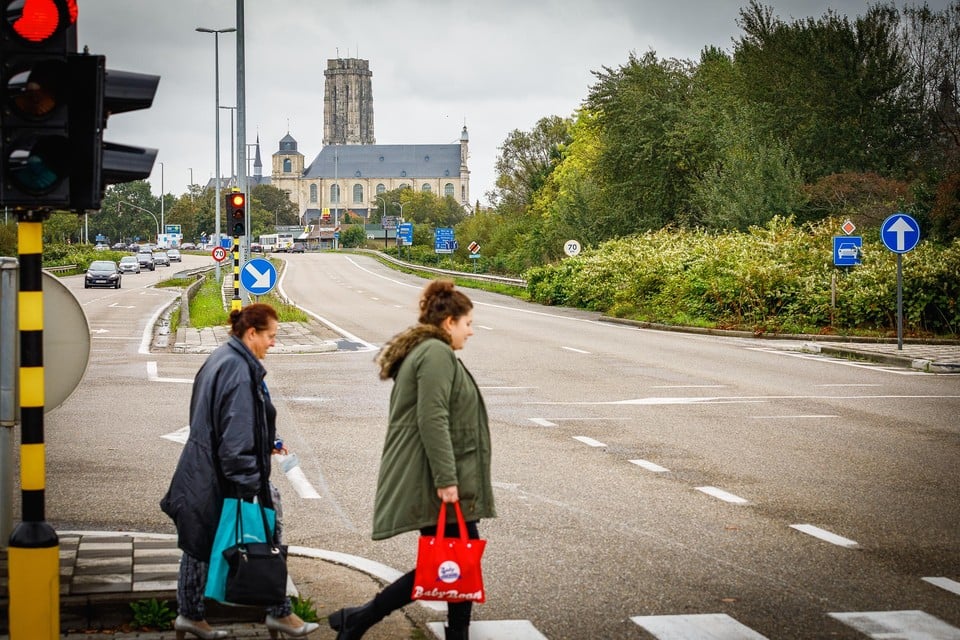 Het gaat om de N16 tussen het winkelpark en de Antwerpsepoort, beter bekend als het kruispunt aan McDonald’s.