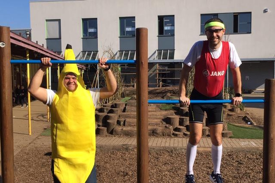 Meesters Yannick (rechts) en Bert zijn voor veel leerlingen beter bekend als ‘Gaantje en Banaantje’.