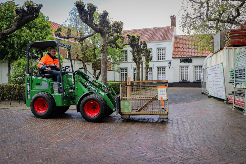 De Knikmops KM 140 E aan het werk in het begijnhof van Hoogstraten.