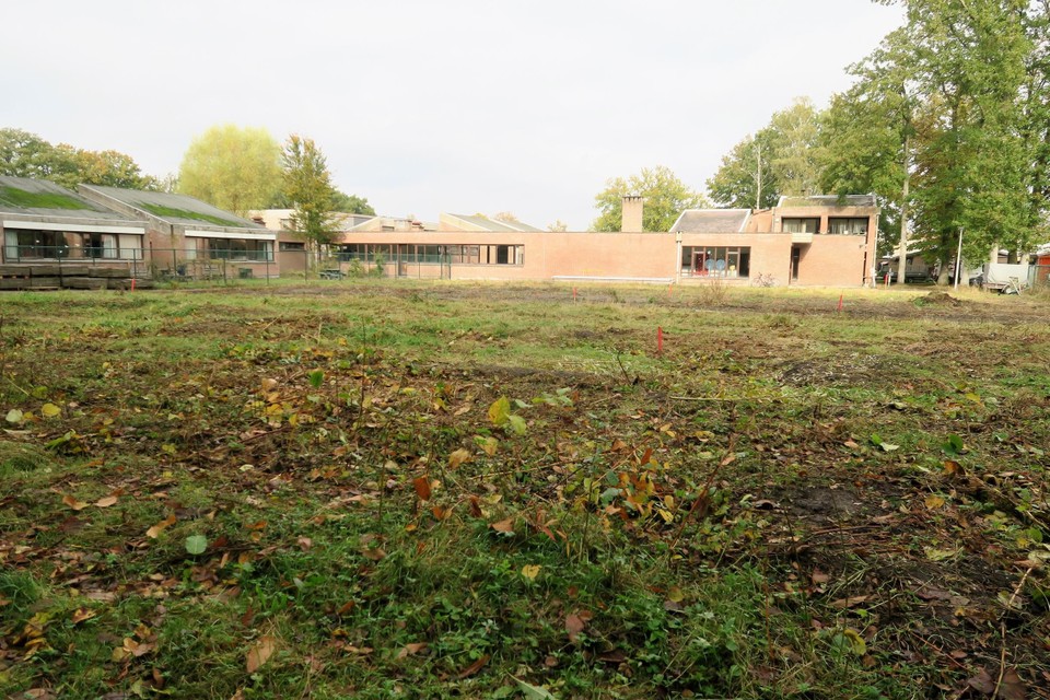 De open ruimte achteraan op de campus Zonnebos met links de huidige kamers voor internen, die een andere functie krijgen, en vooraan het oude conciërgegebouw, dat afgebroken wordt.
