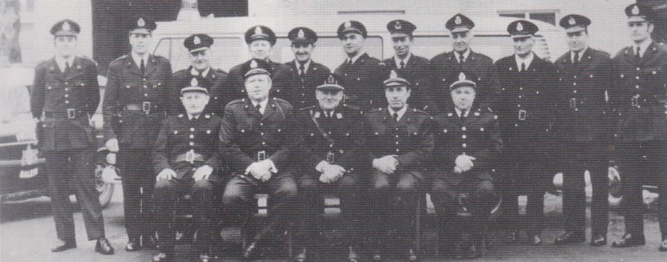 Het Balense politiekorps in 1974, toen commissaris Eduard Vos met pensioen ging.