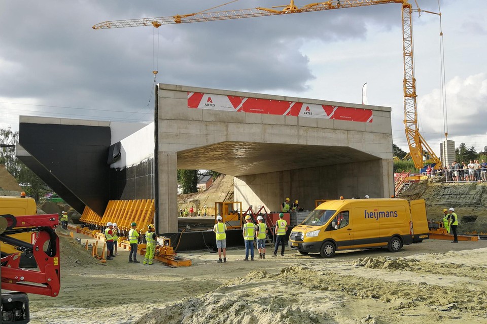 De toekomstige tunnel van de De Beukelaer-Pareinlaan schuift aan een quasi onzichtbaar ritme naar zijn plaats in het spoorwegtalud. 