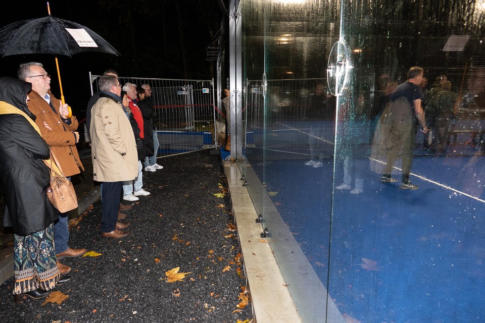 Voetballen en tennissen kon al in het park. Padel spelen nu ook, zelfs in de gietende regen.