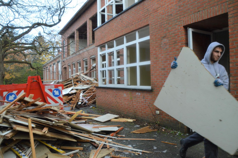 De oude Martinusschool wordt gestript. Tegen Kerstmis moeten de gebouwen helemaal weg zijn.  