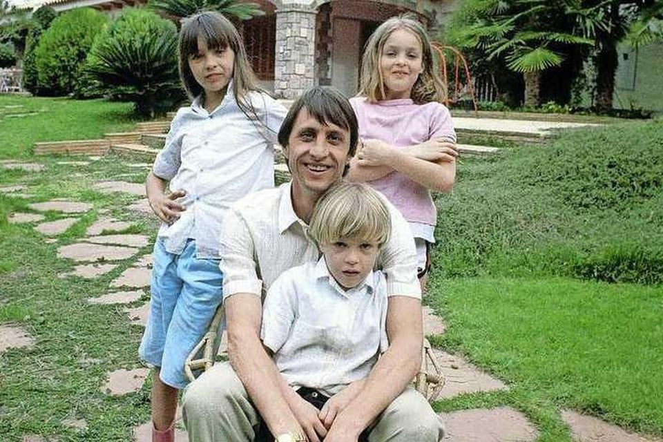 Johan Cruijff met zijn drie kinderen in de tuin in Spanje. Zoon Jordi: “Hij was een topvader, altijd gezellig en in een goed humeur.” 