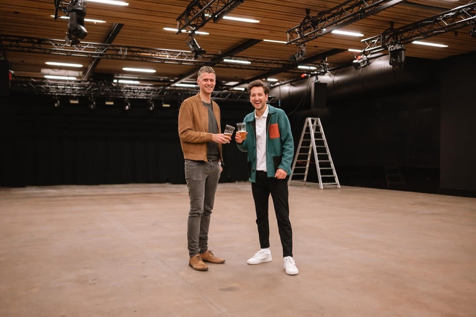 Michaël Cordie en Raphaël Van Reusel staan in een nog lege zaal Futur in Turnhout. Ze kleden tegen vrijdag de zaal helemaal in voor het afterwork evenement Club Après.
