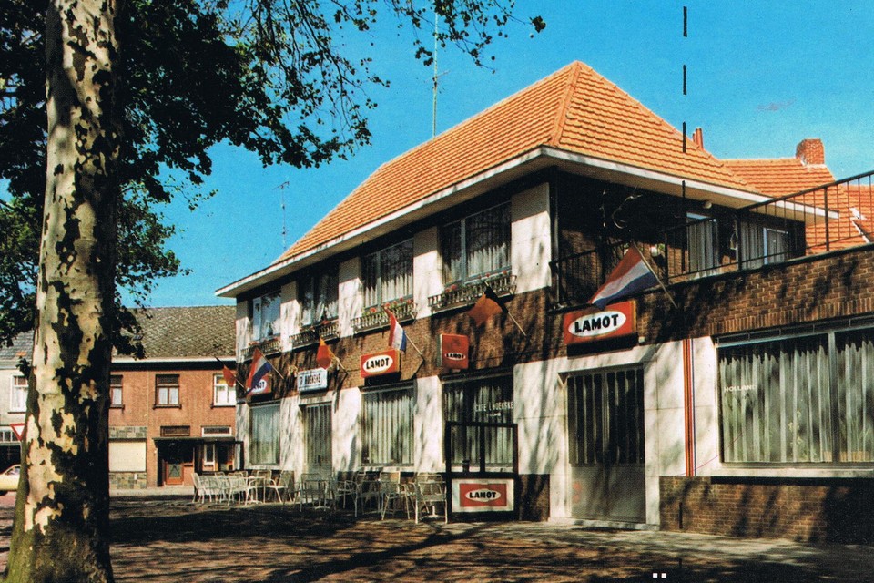 Café ’t Hoekske in 1983. De grens staat aangeduid op de buitengevel.
