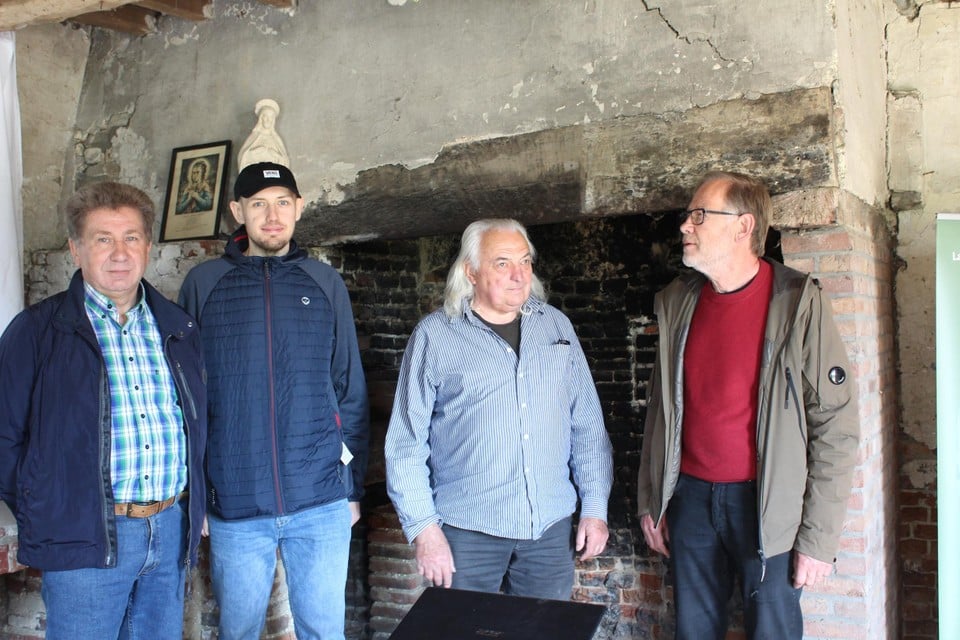 Frans Peeters, Glen Van Meeuwen, Theo De Koninck en Eddy Peeters van LWGH poseren fier voor de originele openhaard met bakoven. 