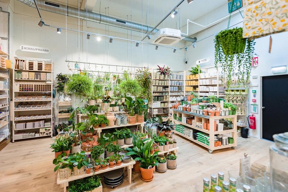 Helemaal achteraan loopt de winkel breder uit. Hij is zo’n 325 vierkante meter groot.