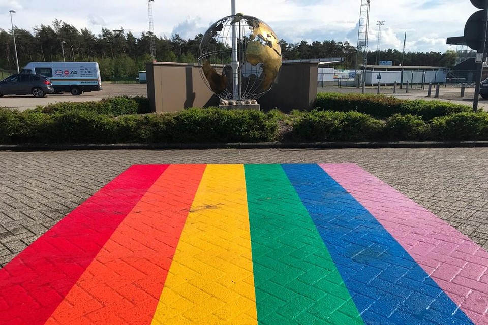 Regenboogvlag op het Sportpark Brasel.