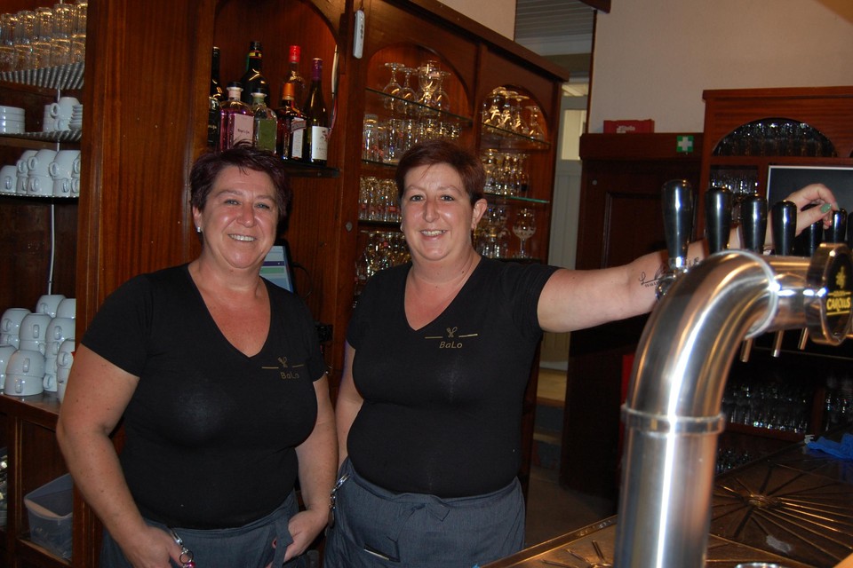 Manuela en Filiz achter hun toog in BaLo: “We smeren onze benen al in voor de kermis die dit weekend voor de deur losbarst.”