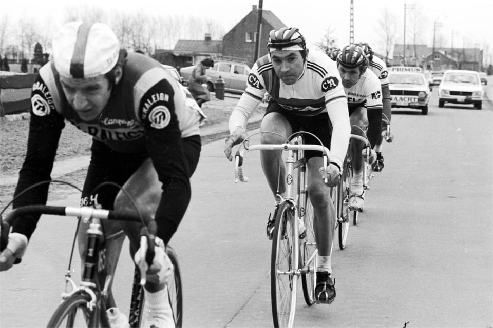 Eddy Merckx in het wiel van José De Cauwer. 