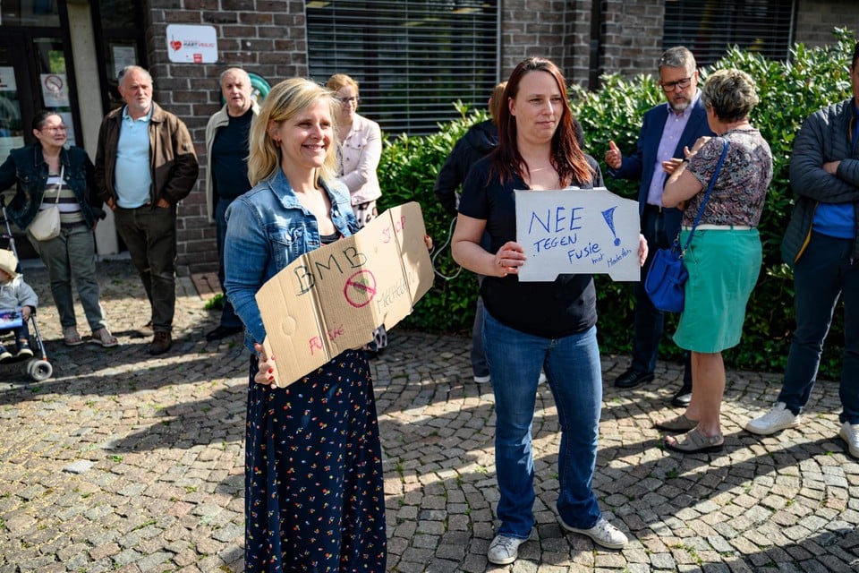 Enkele boze inwoners protesteerden aan het gemeentehuis tegen de fusieplannen met Mechelen.  