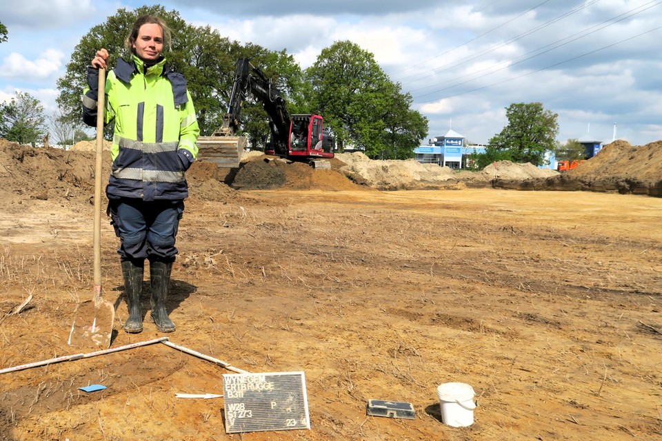 Archeoloog Jeska Pepermans op het terrein waar ze met haar team zo’n twee maanden onderzoek heeft verricht.