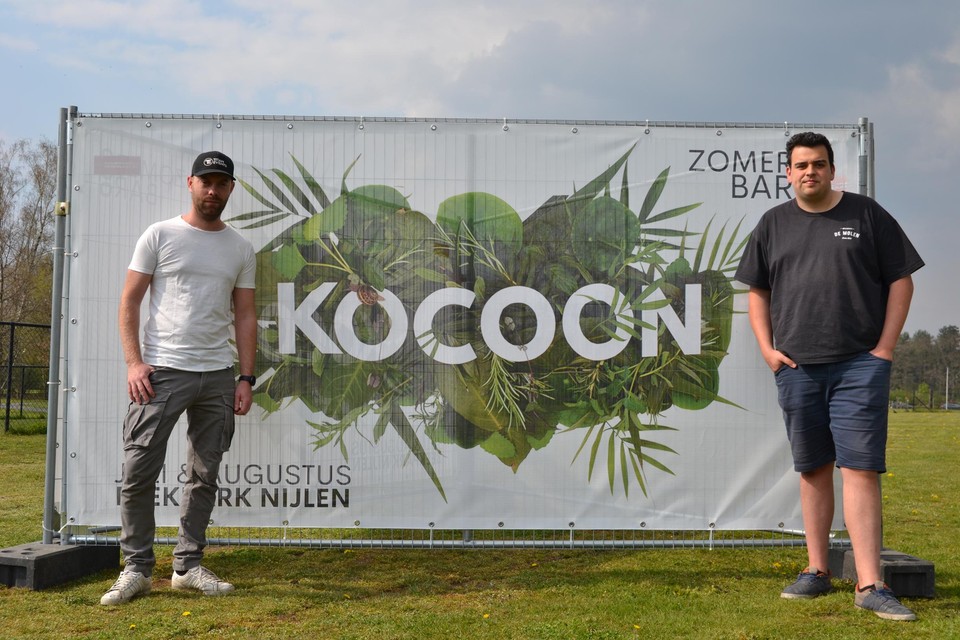 Stef Roevens (l) en Dries Everearts in het Beekpark bij hun banner.