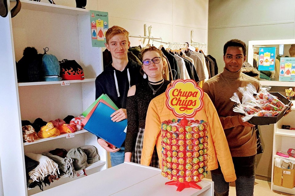 Niels, Laura en Efrem openen op 5 december hun winkeltje CFS in hun school Sint Maria Geel. 