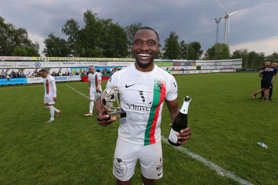 Goaltjesdief Freddy Mombongo viert de promotie naar 2de nationale op gepaste wijze.
