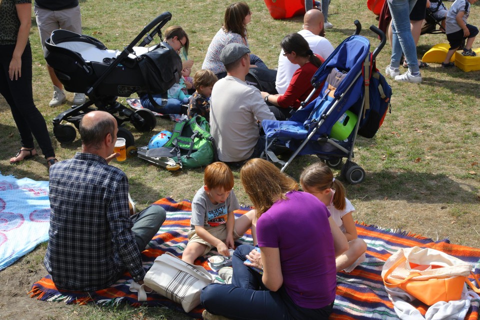 Alle Ekerenaren zijn welkom om samen te picknicken op de nieuw aangelegde evenementenweide.