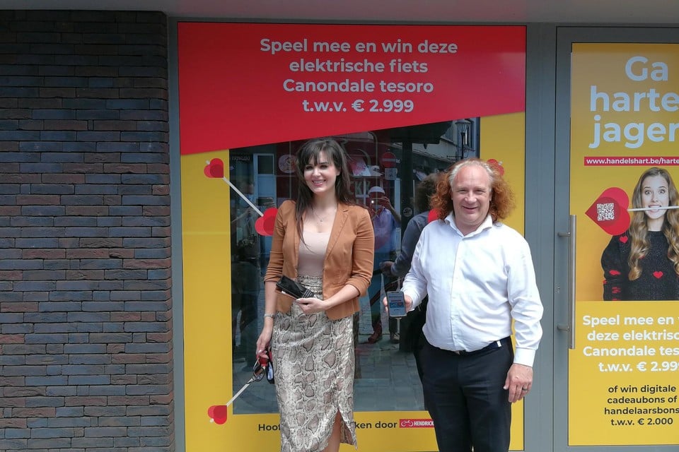 Schepen Yoleen Van Camp en Carlo Van Tichelen van Phobos en Actor tonen hoe je simpel een digitale cadeaubon van Handelshart Herentals op je smartphone aankoopt.