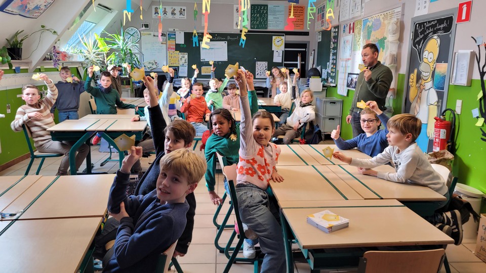 De vierdejaars tonen trots hun geplooide visjes en hebben er heel veel zin in.