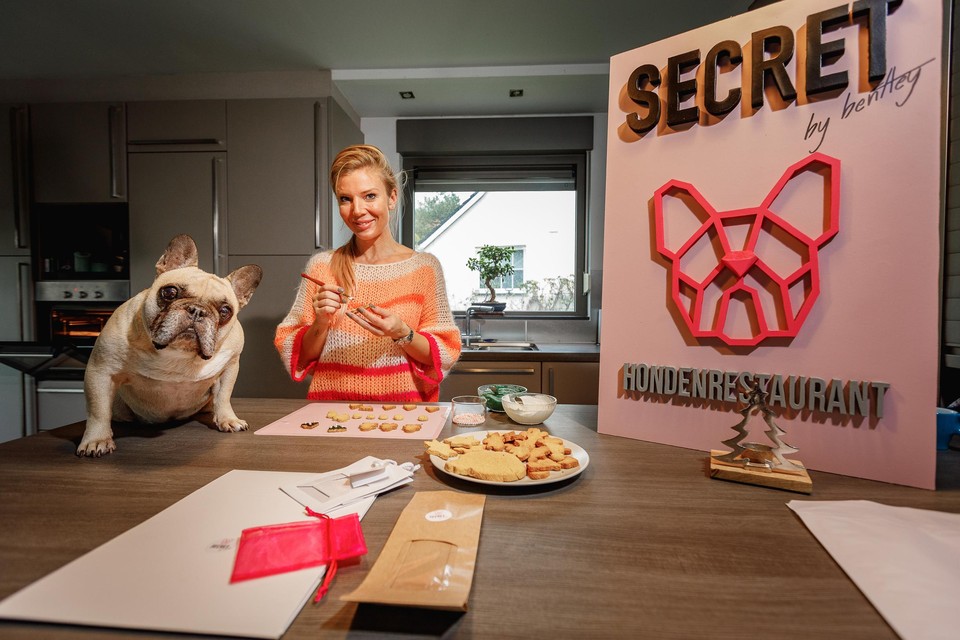 Lana Provoost uit Duffel, de eigenares van het eerste Belgische hondenrestaurant, brengt nu ook een kookboek voor honden op de markt. 